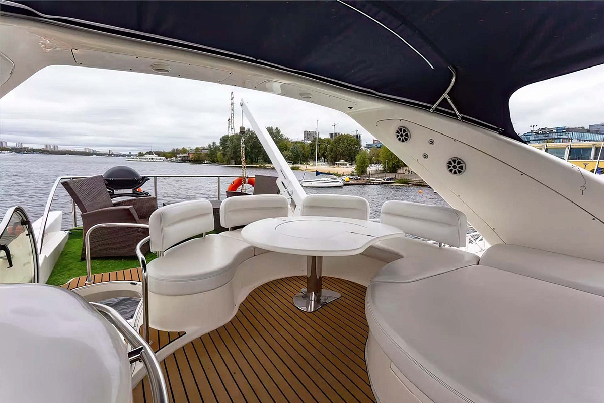 Аренда моторной яхты Azimut 68 В Москве